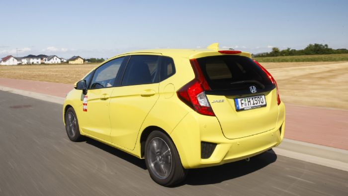 Στις στροφές το νέο Honda Jazz κρατάει καλά πάντως, χάρη και στο Agile Handling Assist, που φρενάρει κατάλληλα τον εσωτερικό προς τη στροφή τροχό.